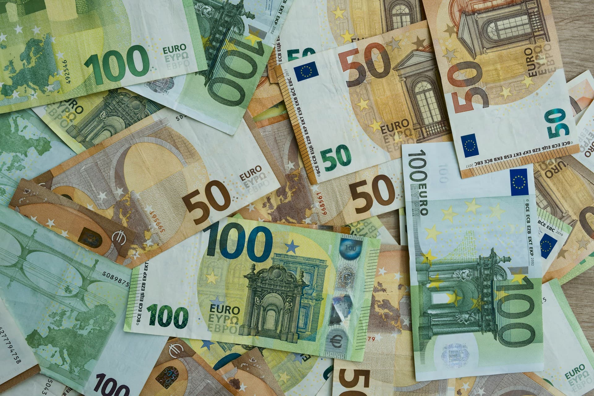 Valyuta Məzənnəsi Necə İşləyir? AZN, USD, EUR Haqqında Bilməlisiniz